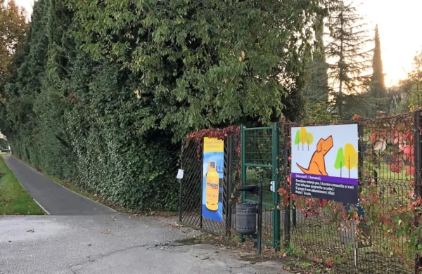 Vhod v park, ki je označen s tablo, je s Cankarjevega drevoreda.