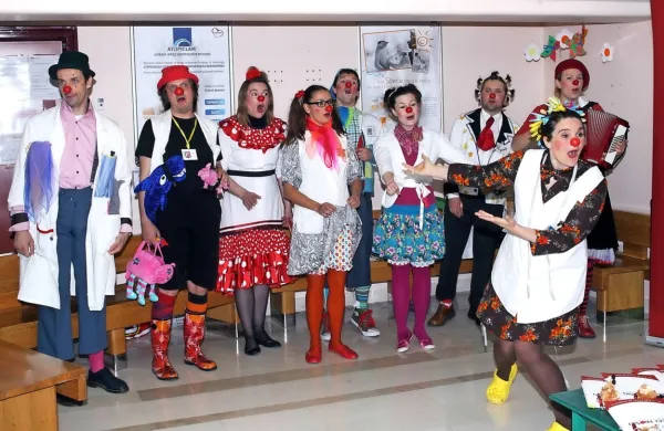 Rdeči noski leta 2010 med obiskom na pediatričnem oddelku 
izolske bolnišnice.  