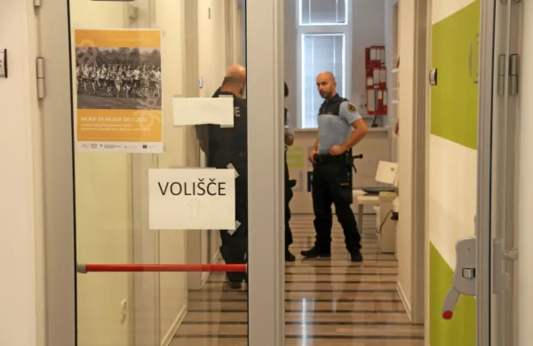 V petek so sedež ŠOUP na Čevljarski ulici v Kopru poleg 
študentskih volilcev po incidentu z vdorom na volišče zasedli tudi 
policisti. 