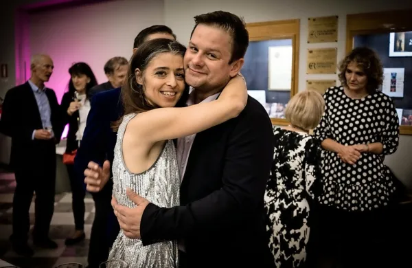 Skupaj pristaneta v komediji in objela sta se tudi po premieri: 
igralca Nikla Petruška Panizon in Primož Forte.  