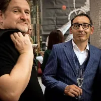 Pri predstavi sodelujeta tudi avtor glasbe Mirko Vuksanović (levo) 
in  igralec Tadej Toš, ki  tokrat prvič gostuje v tržaškem teatru. 