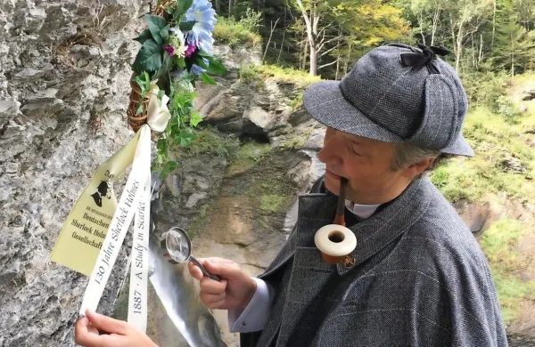 Sherlock Holmes je eden bolj znamenitih detektivov  popularne 
kulture. Resnično delo detektiva danes je precej drugačno od 
Holmesovega, saj večino časa prebijejo za računalnikom, kjer 
prebirajo  listine ter dokazila. 