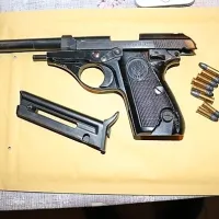 Med preiskavo so policisti zasegli tudi dve pištoli, ena je imela 
naboj v cevi.