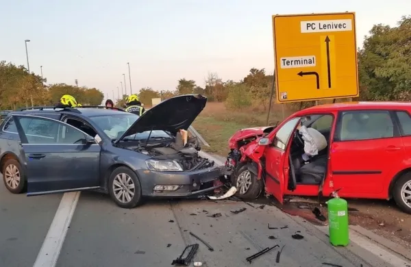 Voznica je iz za zdaj še  neznanega vzroka zapeljala na levo smerno 
vozišče in trčila v nasproti vozeči avto.