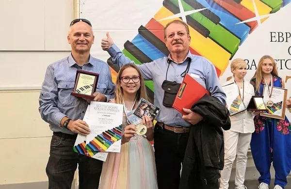 Minka Lavrič z očetom Alešem Lavričem in Pavletom Plahutnikom
