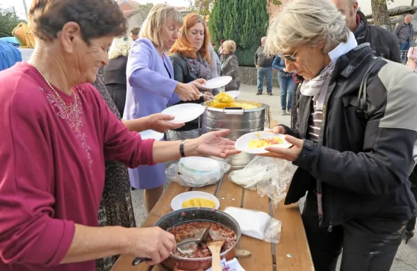 Harijske gospodinje so postregle tudi značilni “ždrouc”.