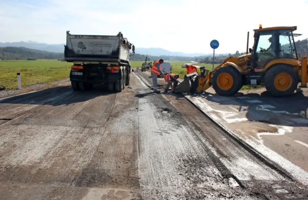 Delavci so včeraj odstranjevali zgornjo plast skoraj novega asfalta. 