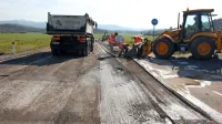 Delavci so včeraj odstranjevali zgornjo plast skoraj novega asfalta. 
