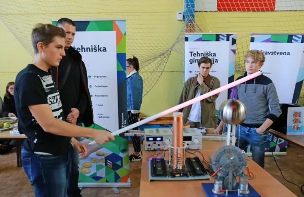 Dijaki tehniške gimnazije so predstavili zanimive poskuse, ki se jih 
lotevajo pri strokovnih predmetih.  