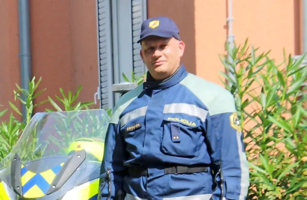 Po klicu znanke je policist Borut Hojsak, tudi policist motorist in 
inštruktor, poklical sodelavca in se spravil v težave.