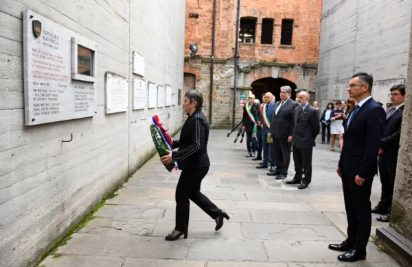 &Scaron;arec položil venec k spominski plo&scaron;či žrtvam v Rižarni