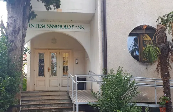 Izolska poslovalnica banke Intesa Sanpaolo bo verjetno še vsaj 
dober mesec poslovala v prostorih v Plenčičevi ulici, potem pa se 
bo  vrnila v prostore v Drevoredu 1. maja, ki jih zdaj še prenavljajo. 

