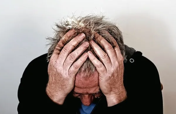 Splošno prepričanje med ljudmi je, da vlaga in mraz prispevata k 
občutku bolečine, a študija je pokazala, da so simptomi dejansko 
hujši ob toplih in vlažnih dneh.