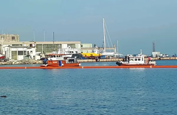 V Izoli vaja či&scaron;čenja oljnega madeža na morju