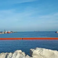 V Izoli vaja či&scaron;čenja oljnega madeža na morju