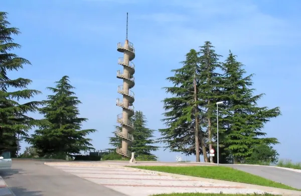 Pobudi, da bi začeli pobirati vstopnino na stolp, v svetu turističnega zavoda niso naklonjeni. 