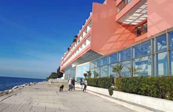 Bazenski kompleks v hotelu Histrion, ki deluje tako poleti kot 
pozimi, ko je še bolje zaseden,  nujno potrebuje  prenovo.  
