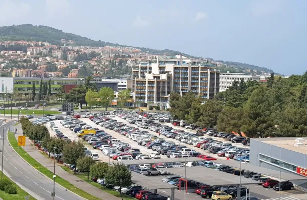 V Grafistu ocenjujejo, da je na njihovem makadamskem parkirišču 
približno 1300 parkirnih mest, izdali pa so približno 1100 abonmajev.