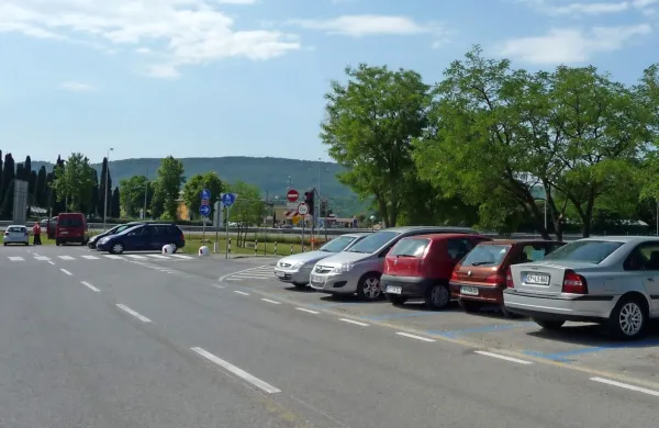 Na parkiriščih ob avtobusni postaji nedaleč od pokopališča bo 
parkiranje od 31. oktobra do 2. novembra brezplačno. 