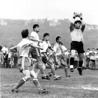 Prva tekma v prvi SNL  v Dekanih med Lamo in Koprom (1:0)  22. septembra 1991. Z leve -  Igor Zobec 
(Koper), David Kompara, Nedžad Mahić (oba Dekani), Vlado Badžim (zdaj za Koper igra njegov sin 
Luka) in žal pokojni vratar Lame  Janko Germek.

