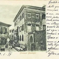 Razglednica z  Besenghijevo palačo v litografski tehniki. Z njo so  v  
okvirčkih in vinjetah prikazovali tudi več   znamenitosti ali panoram in  ob njih   narisali  rože, vejice, liste,  trakove. 

     