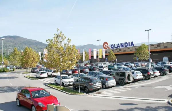 Vlomilci so v Telemachovo  trgovino v Qlandiji vlomili skozi streho 
in iz nje odnesli plen, vreden 150.000 evrov. 
