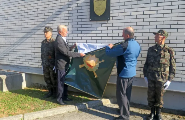 V Cerknem so ob slovesnosti ob dnevu suverenosti, 25. oktobru, 
odkrili spominsko obeležje na objektu, kjer je delovalo tajno 
skladišče orožja Teritorialne obrambe.
