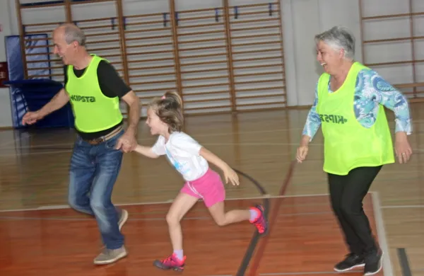 Gibalnim uricam v divaški snovni šoli se je v okviru projekta 
Simbioza gibanja pridružilo skoraj 80 starih staršev.