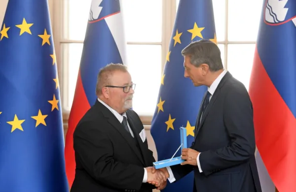 Rudi Pavšič je visoko odlikovanje prejel za   izjemne zasluge in dolgoletna prizadevanja pri uresničevanju pravic 
slovenske manjšine v Italiji.