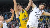 Tudi eden lani ključnih igralcev  Marjan Čakarun (v rumenem 
dresu) se počasi prebija v ospredje 
