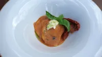 Polnjeni ravioli v omaki iz pesta su&scaron;enih paradižnikov