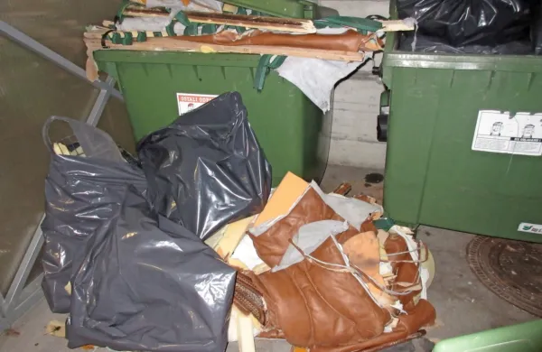 To je ostalo od sedežne garniture, ki je padla z manjšega tovornega 
vozila na črnokalskem odseku avtoceste in se je vanjo zaletelo več 
voznikov. 
