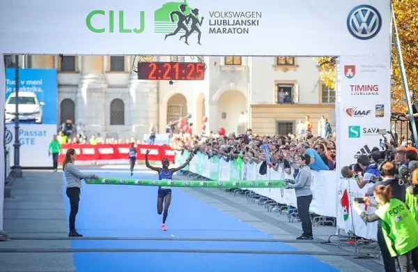 Kenijka Bornes Chepkirui Kitur je dosegla nov rekord ljubljanskega maratona na 42 kilometrov.