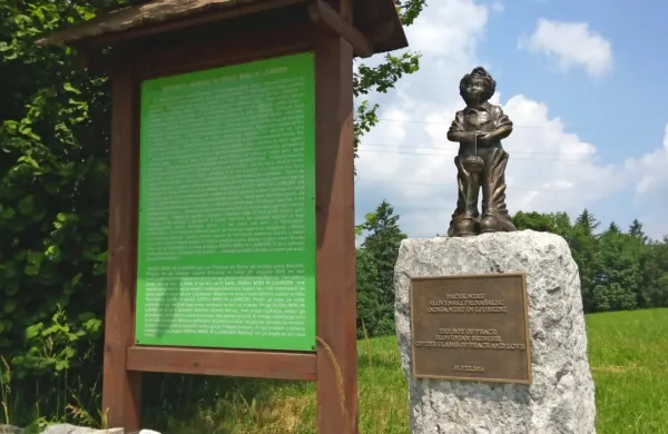 

Skulpturo Deček miru je konec avgusta 2014 postavila Mednarodna mirovniška fundacija Beli golob z namenom 