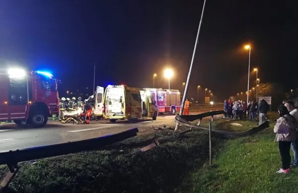 Iz zverižene pločevine so ga izvlekli gasilci