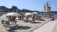Za najem peščene plaže v Portorožu se že dolga leta zanima hotel 
Kempinski. Če bo razpis Okolja Piran zanj primeren, bo kot zadnji 
hotel višje kategorije v piranski občini dobil plažo za svoje 
goste. 