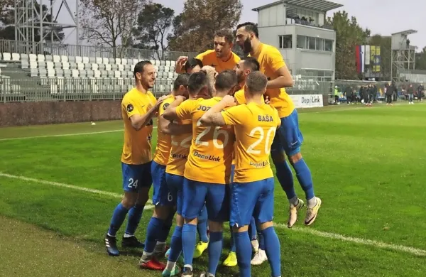 Čeprav je Aluminij, ki slovi za čvrsto ekipo, pokazal eno najslabših 
obrambnih predstav letos, je z goloma v gosteh izločil Koper, ki je 
sicer slavil s 3:2.