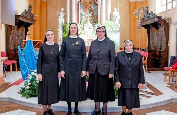 Martina Štemberger (na fotografiji druga z leve)  je večne zaobljube 
izrekla v domači cerkvi.