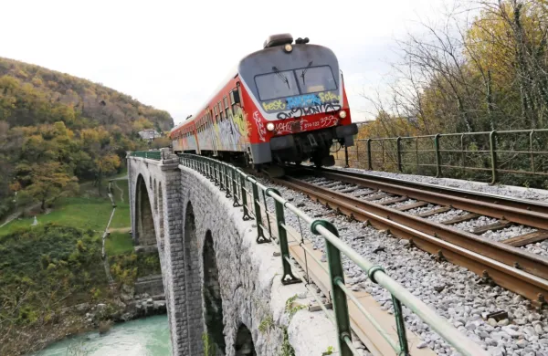Poslanci so danes soglasno s 75 glasovi potrdili novelo zakona o 
prevozih v cestnem prometu, ki med drugim s 1. julijem 2020 uvaja 
brezplačen medkrajevni javni potniški prevoz za upokojence.