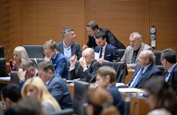 DZ je s 34 glasovi za in 18 proti sprejel novelo zakona o 
socialnovarstvenih prejemkih, ki ukinja dodatek za delovno 
aktivnost.