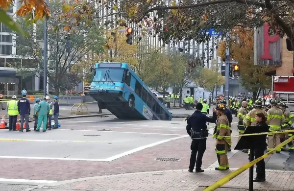 Podor na cesti sredi Pittsburgha skoraj pogoltnil mestni avtobus