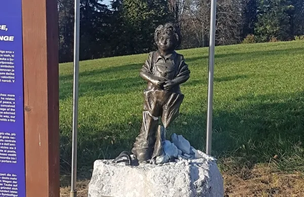 Že tretjič so po&scaron;kodovali skulpturo Deček miru