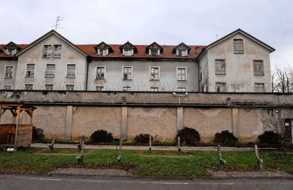 Pripornik v zaporu na Povšetovi v Ljubljani je  poskušal zabosti 
pravosodnega policista.