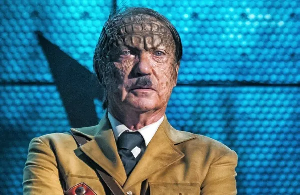 Kultni igralec b-produkcije Udo Kier se je preizkusil v vlogi Adolfa 
Hitlerja.
