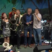 Malibujevci so s svojimi oboževalci bučno slavili 30. obletnico