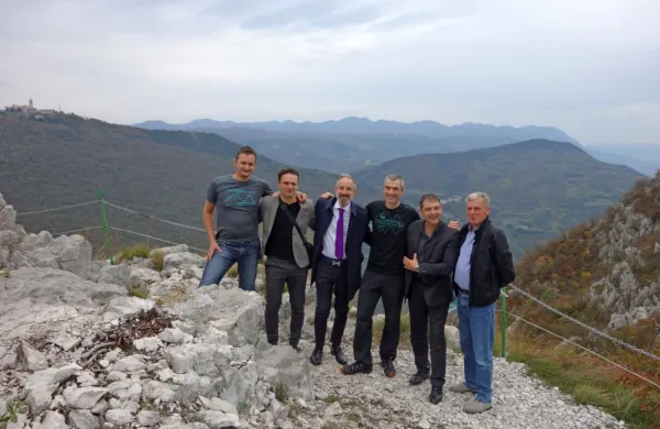 Prireditelji četrtega Teka treh vrhov (v ozadju fotografije sta vidna dva) zagotavljajo, da udeležence 
čaka edinstvena preizkušnja.