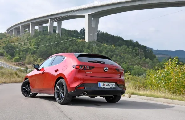 Mazda3 v novi generaciji še nekoliko bolj daje prednost premijski 
podobi potniške kabine in izpiljenim voznim lastnostim.