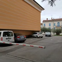 Na manjšem parkirišču za zapornico ima občina za svoje potrebe 
na voljo še deset parkirnih mest. 