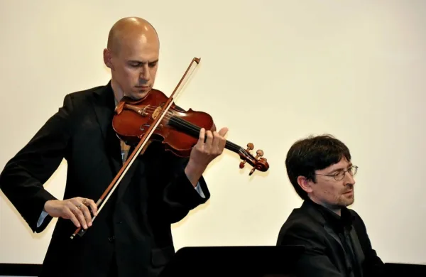 Violinist Zdravko Pleše in pianist Denys Masliuk sta v dvorani 
Mediadoma Pyrhani  pred tremi leti nastopila na festivalu Tartinijevi dnevi.    