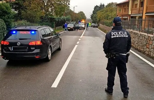 Pri Bazovici je bmw  trčil v zid bližnje hiše  in še v audi A3, v katerem 
so se peljali turisti iz Genove.